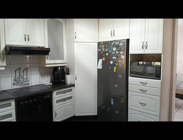 5 BEDROOM HOUSE FOR SALE IN CLARE HILLS
